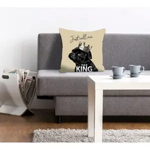 Декоративная подушка queence JUST CALL ME THE KING с мопсом в короне Queence, Schwarz/beige + bedruckt