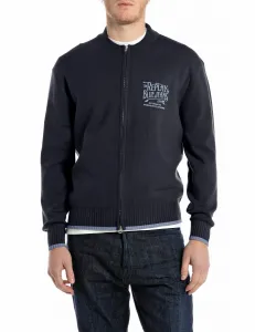 Вышитая надпись, вязаный свитер на молнии