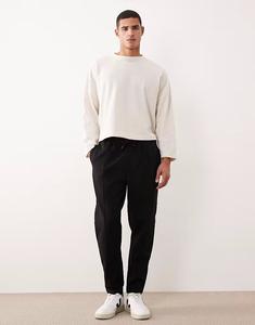 Зауженные книзу брюки-джоггеры с защипами черного цвета Asos Design