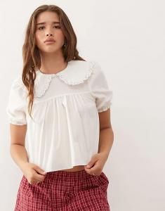 Блузка-халат COLLUSION белого цвета с кружевной отделкой на воротнике