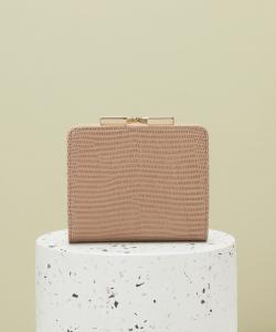 Двустворчатый кошелек с застежкой, имитирующей кожу ящерицы.