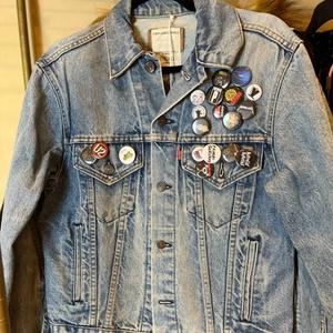 Унисекс джинсовая куртка с апсайкл-значками Denim Archival Apparel, Denim