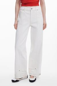 длинные джинсовые брюки с карманами