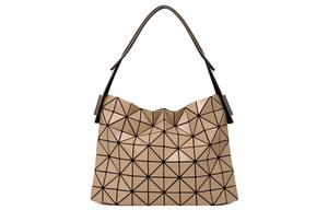 Сумка через плечо из винилхлоридной смолы Baguette женская светло-коричневая ISSEY MIYAKE