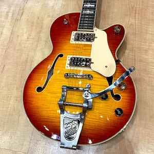 Электрогитара Gretsch G6659T Players Edition Fab Gear Broadkaster Jr. с центральным бруском и верхней декой Flame Top, с тремоло Bigsby, 2025 года выпуска - цвет Cherry Sunburst