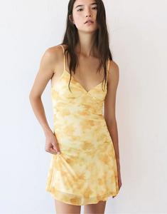 Короткое платье с принтом Pull&Bear желтого цвета