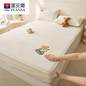 Fuanna Простыня на резинке стеганая, 135х200 см, из соевого волокна, цвет Skate Bear - Bright Moon White