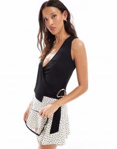 Топ Miss Selfridge без рукавов с запахом и металлической отделкой черного цвета