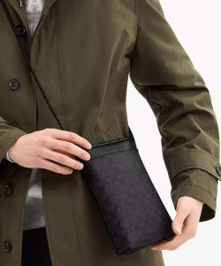 Официальная сумка-кроссбоди с ремешком из фирменной канвы.