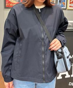 Защита от УФ-излучения, влагоотводящие свойства, быстрое высыхание, легкий вес, короткая нейлоновая куртка без воротника на молнии.