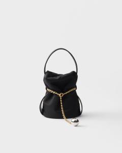Мини-сумка-ведро Petit Sac Noir из Re-Nylon и наппы Prada, черный