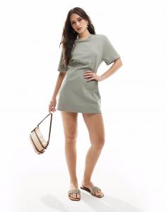 Платье-футболка с присборенной талией цвета хаки Monki