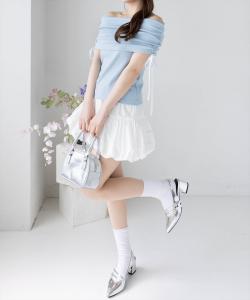 Топ с завязками по бокам, открывающий плечи