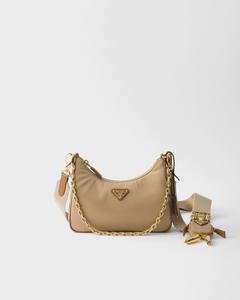 Сумка Prada Re-Edition 2005 из переработанного нейлона и кожи сафьяно с подвеской, бежевый