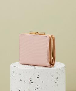 Двустворчатый кошелек с застежкой, имитирующей кожу ящерицы.