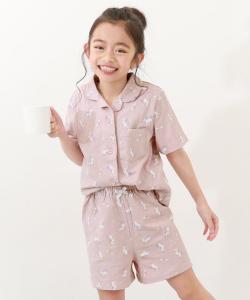 Мягкая и удобная пижама с принтом по всей поверхности, открытым воротником и короткими рукавами.