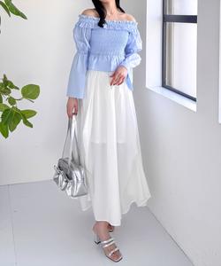 Блузка с оборками, открытыми плечами и сборками