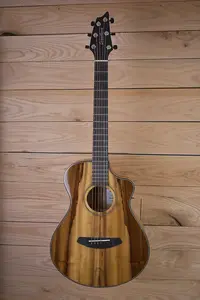 Breedlove Companion CE USA 2023 - верх из глянцевого шпона, задняя и боковые стороны из сатина