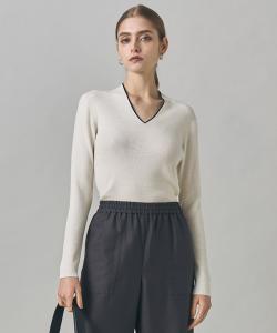 Пуловер с V-образным вырезом из тонкой мериносовой шерсти