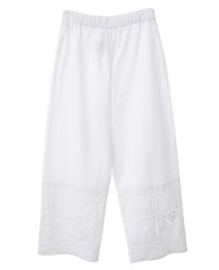 Широкие прямые брюки с аппликацией, выполненной с обратной стороны.