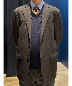 Классический шерстяной трикотажный жакет в клетку «глен-клет» с одной двумя пуговицами.