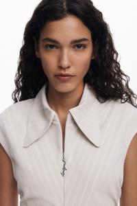 Платье-рубашка в полоску с боковыми складками, идеально подходящее для свадеб, приемов и торжественных мероприятий.