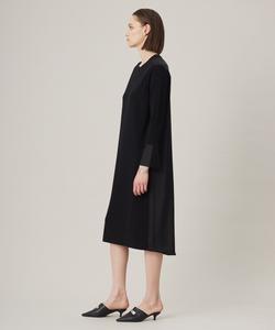 Платье с перекрестными лямками, которое можно стирать.