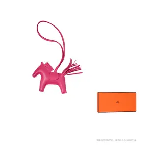 HERMES Подвеска из овчины унисекс тёмно-красного/персиково-розового цвета, Peach Pink