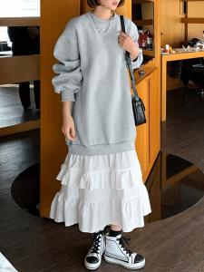 Платье-толстовка свободного кроя с многоярусным подолом