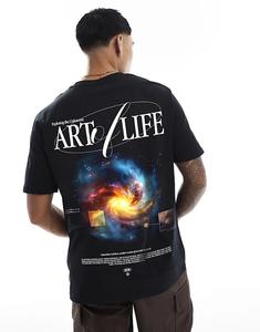 Футболка неизвестного цвета с принтом в черном цвете