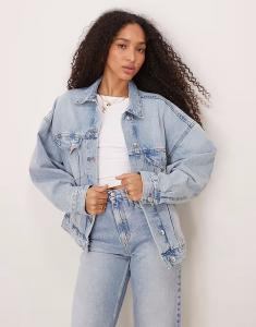 Джинсовая куртка-бойфренд Gina Tricot свободного покроя светло-голубого цвета