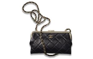 Одноплечевая сумка-клатч из овчины женская черная CHANEL