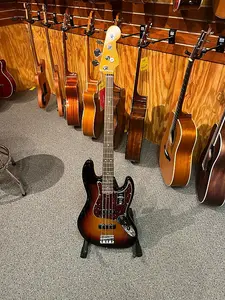 Fender American Professional II Jazz Bass с грифом из палисандра 2020 - настоящее время - трехцветный сунберст