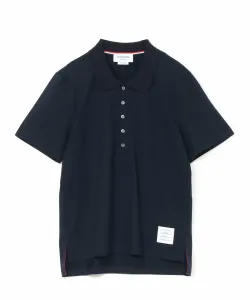 Поло свободного кроя с короткими рукавами и боковым разрезом.