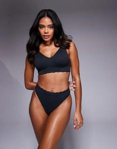 Ребристые стринги Boux Avenue с фестончатым узором, черного цвета