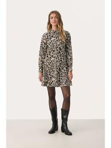 Платье EsilyaPW, прямого кроя, с нейтральным принтом Лео PART TWO