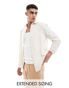 ASOS DESIGN — классическая рубашка стандартного кроя из смесового льна цвета экрю со скошенным воротником