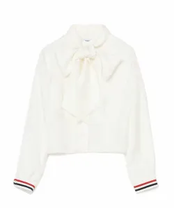 <Официальная> Блузка с бантом, длинными рукавами, заправленная в юбку, с манжетами из шелковой саржи с красной полосой и бриллиантами.