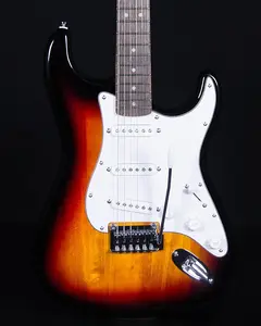 Squier серии Affinity Strat, накладка из лауреля, солнечный окрас 3 цвета