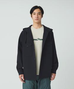 Простая тканевая рубашка с капюшоном