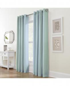 Гармоничные светофильтрующие шторы, обеспечивающие конфиденциальность, создают мягкую и расслабляющую атмосферу в комнате Шторы на люверсах, 52" x 84", небесно-голубые Habitat, Sky blue
