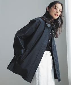 Легкое пальто из молескина с воротником-стойкой, съемным воротником в тон и стеганой подкладкой.