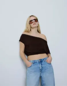 Коричневая футболка с асимметричными заклепками Stradivarius