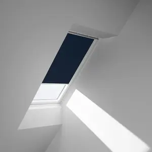 Затемняющая рулонная штора DKL M06 1100SWL затемняющая, установка без сверления в направляющих, белые направляющие и ручка Velux, темно-синий/белый
