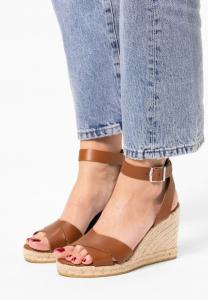 Босоножки на танкетке Manfield, коричневый