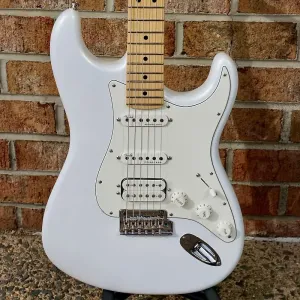 Fender Juanes Stratocaster с грифом из клена, цвет Лунно-белый