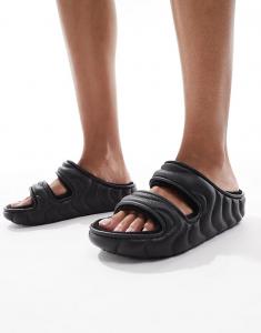 Сандалии Crocs Classic Cozzy Overpuff черного цвета