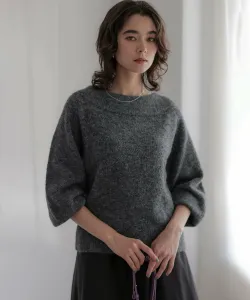 Вязаный свитер с вырезом-лодочкой из ворсистой пряжи Suite L, цвет Charcoal Gray [004]