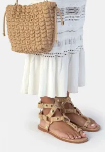 Con tachuelas tbar sandals Alma En Pena, Light Brown