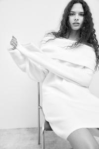 Трикотажное платье с открытыми плечами H&M, бежевый